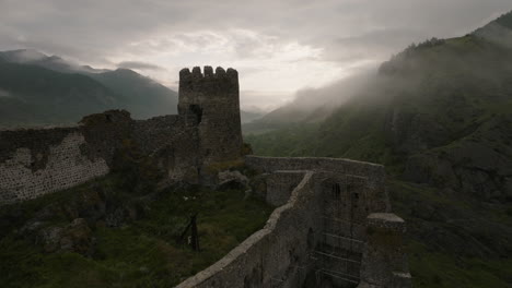 Castillo-De-Atskuri,-Históricamente-Destinado-A-Proteger-La-Entrada-Al-Desfiladero-Del-Río-Kura