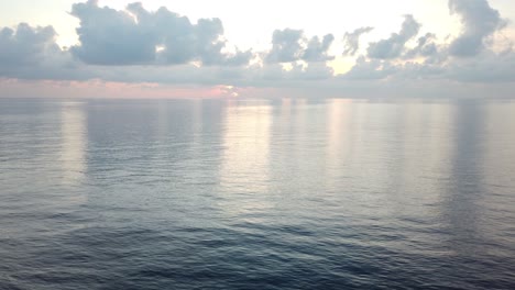 Sonnenuntergang-4k-über-Wellen-Des-Indischen-Ozeans-In-Der-Bucht-Von-Bengalen,-Andamanen,-Indien