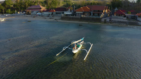 Drohne-Im-Uhrzeigersinn-Fliegt-über-Balinesisches-Segelboot
