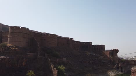 Wide-Panning-Shot-of-Mehrangarh-Fort-at-Jodhpur,-India