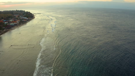 Geschwungene-Filmkamera,-Um-Die-Erstaunliche-Küste-Des-Indischen-Ozeans-Mit-Drohne-In-Bali-Indonesien-Zu-Filmen