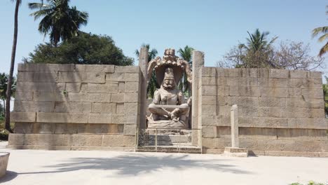 Tiro-De-Seguimiento-En-La-Estatua-Gigante-En-El-Templo-En-Ruinas-En-Hampi,-Karnataka,-India