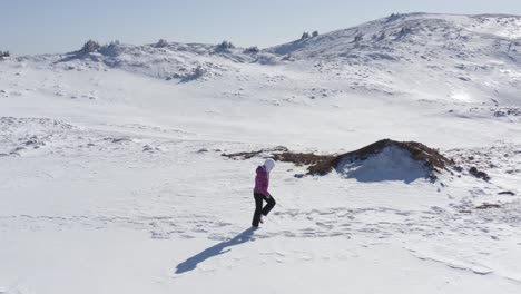 4k---Mujer-Caminando-Sobre-Montañas-Cubiertas-De-Nieve---Sola-En-Busca-De-Nuevas-Aventuras
