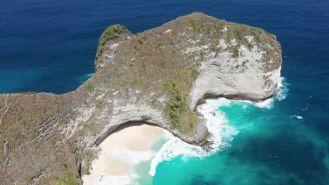 Kelingking-beach-cinematic-drone-flyover-in-Bali-Indonesia,-Nusa-Penida