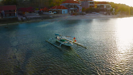 Drohne-Im-Uhrzeigersinn-Um-Balinesisches-Traditionelles-Fischerboot-In-Nusa-Penida-Herumfliegen