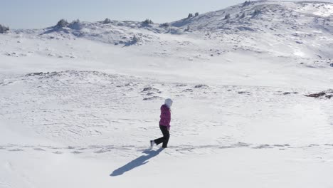 Wandern-Allein-In-Den-Bergen-Expedition---Junge-Frau-Zuversichtlich-Wandern-Auf-Schneebedeckten-Bergen