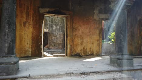 Cinematic-Sun-Streaming-onto-Ruined-Colonial-Buildings-on-Netaji-Subhash-Chandra-Bose-Island,-Ross-Island,-Port-Blair,-Andaman-Islands,-India