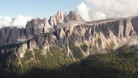 Panoramablick-Auf-Die-Ikonische-Croda-Da-Lago-In-Der-Dolomitenlandschaft,-Italien