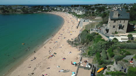 Menschen-Baden-Und-Sonnenbaden-Am-Minihic-Beach,-Saint-malo-In-Der-Bretagne,-Frankreich