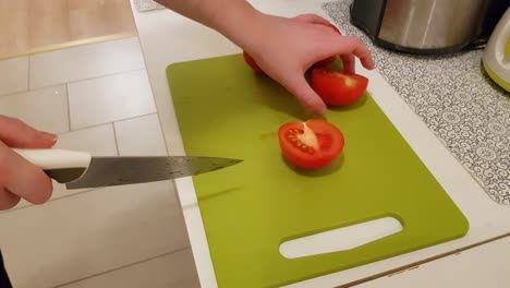 Mujer-Caucásica-Cocinando-Y-Cortando-Tomates