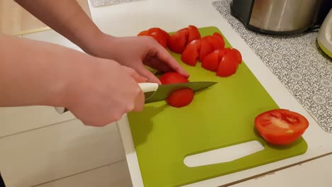 Mujer-Caucásica-Cocinando-Y-Cortando-Tomates