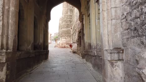 Tiro-De-Seguimiento-Caminando-A-Través-Del-Arco-Principal-Del-Fuerte-De-Mehranarh-En-Jodhpur,-Rajasthan,-India