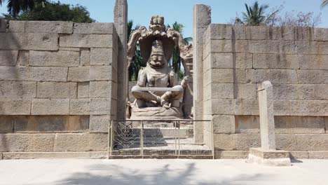 Tiro-De-Seguimiento-Rápido-En-Estatua-Gigante-En-Hampi,-Karnataka,-India
