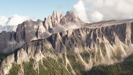 Luftaufnahme-Des-Sonnigen-Tages-über-Croda-Da-Lago-In-Den-Dolomiten,-Italien