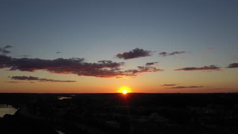 Drohnen-Luftaufnahme-Des-Moments-Des-Sonnenuntergangs.-Litauen-Landschaft