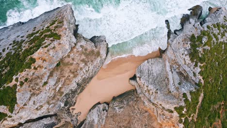 Tropical-beach-top-view,-breaking-waves-on-exotic-rocky-beach