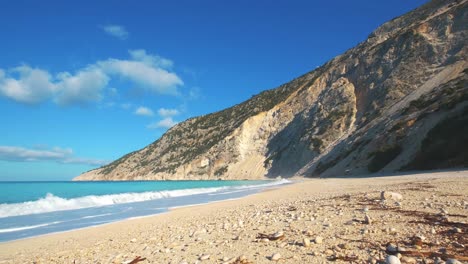 Direkt-Am-Strand-Mit-Blick-Auf-Die-Klippen-An-Einem-Türkisfarbenen-Strand-In-Griechenland