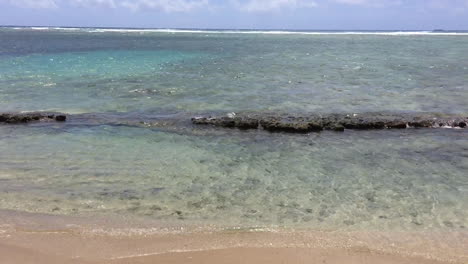 Arrecife-Y-Superficie-Del-Agua,-Claro-Y-Cristalino