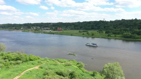 Ferry-boat-in-Nemunas-river,-Kaunas-county