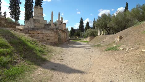 Numerosas-Esculturas-Funerarias-Erigidas-A-Lo-Largo-Del-Camino-Sagrado,-Un-Camino-De-Atenas-A-Eleusis