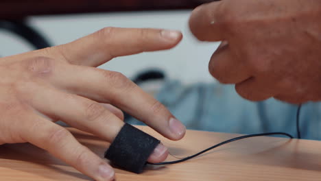 Placing-polygraph-sensors-on-a-person's-fingers