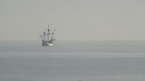 Ferdinand-Magellan-Nao-Victoria-Carrack-Bootsreplik-Mit-Spanischer-Flagge-Segelt-Im-Mittelmeer-Bei-Sonnenaufgang-In-Ruhigem-Meer,-Das-Den-Rahmen-In-Zeitlupe-60fps-Verlässt