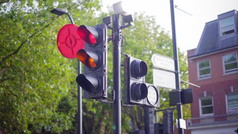 Rotes-Licht-Wird-Orange-Und-Grün,-Auf-Einer-Londoner-Straße-Neben-Einem-Park