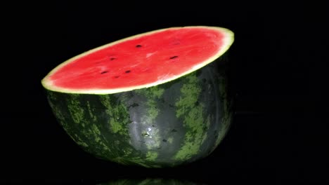 Wassermelone-Dreht-Sich-Halb-Auf-Einem-Schwarzen-Bildschirm