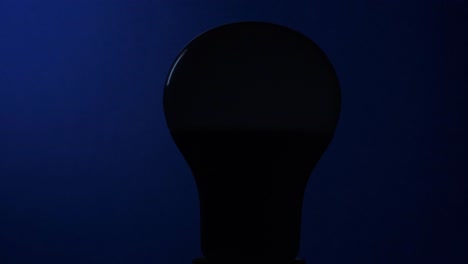 Led-glühbirne-Mit-Einer-Weißen-Kuppel,-Die-Sich-Einschaltet