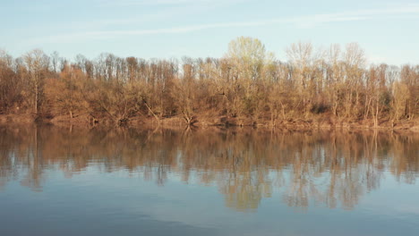 4K-Filmische-Flusslandschaftsdrohne,-Die-Bei-Sonnenuntergang-über-Filmmaterial-Fliegt
