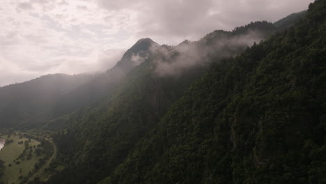 Montañas-Del-Cáucaso-Menor-Cubiertas-De-Denso-Bosque-En-Una-Mañana-Brumosa-En-La-Reserva-Natural-De-Borjomi,-Samtskhe-javakheti,-Georgia