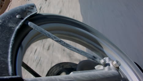 Detail-Eines-Motorradrades,-Das-Im-Gelände-Fährt
