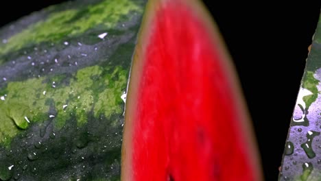 Nahaufnahme-Einer-Halbierten-Wassermelone,-Die-Mit-Wasser-Besprüht-Wird