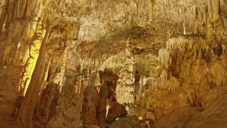 Stalaktiten-Und-Stalakmiten-Aus-Einer-Höhle-Auf-Mallorca