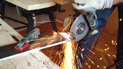 Making-metal-logo-with-angle-grinder-and-simple-tools