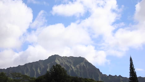 Koolau-Mountains-and-clouds-on-Oahu,-Hawaii