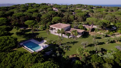 Luftbild:-Eine-Große-Villa-In-St.-Tropez,-Frankreich