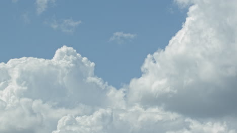 Timelapse-De-Grandes-Nubes-Contra-Un-Cielo-Azul-4k