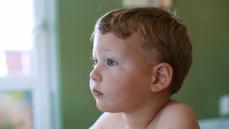 Un-Niño-Blanco,-Rubio-Y-De-Ojos-Azules-Que-Mira-Películas