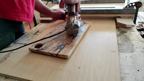 Polishing-cutting-board-made-from-epoxy-resin