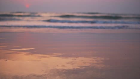Blick-Auf-Die-Meereswellen-Am-Sandstrand,-Sonnenuntergang-Und-Reflexion-Am-Strand,-Statisch