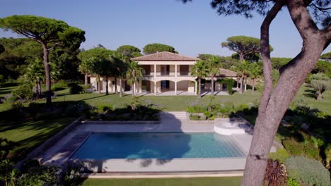 Descending-establishing-shot-of-a-stunning-mansion-with-a-private-pool-in-St-Tropez