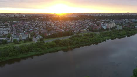 Sonnenuntergang-In-Kaunas,-Litauen