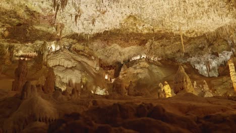 Höhle-In-Porto-Cristo,-Alte-Stalaktiten--Und-Stalagmitenformationen