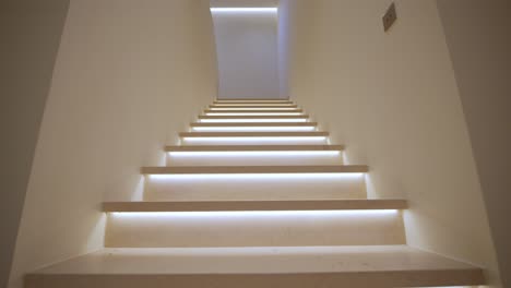 Langsam-Aufschlussreiche-Aufnahme-Von-Mit-LEDs-Gesäumten-Stufen-In-Einem-Haus