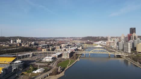 Gelbe-Drohne,-Die-An-Einem-Sonnigen-Tag-In-Pittsburgh,-Pennsylvania,-Ungebundenen-Staaten-Mit-Verkehr-Geschossen-Wurde