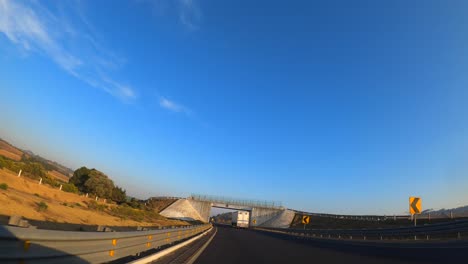 Fahrt-Durch-Eine-Mexikanische-Autobahn-Bei-Sonnenuntergang