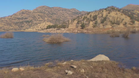 Seitliche-Kamerabewegung-Nach-Rechts-über-Einem-Kalifornischen-Wasserreservoir-In-Den-Bergen