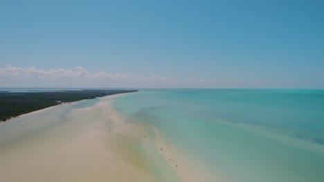 Luftaufnahme-Des-Sandstrandes-Und-Des-Horizonts-Des-Karibischen-Meeres,-Der-Türkisfarbenen-Lagune-Der-Paradiesischen-Insel