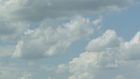 Lapso-De-Tiempo-De-Grandes-Nubes-En-La-Distancia-Contra-Un-Cielo-Azul-4k